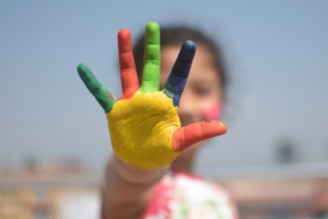 Eine bunte Hand mit fünf Fingern